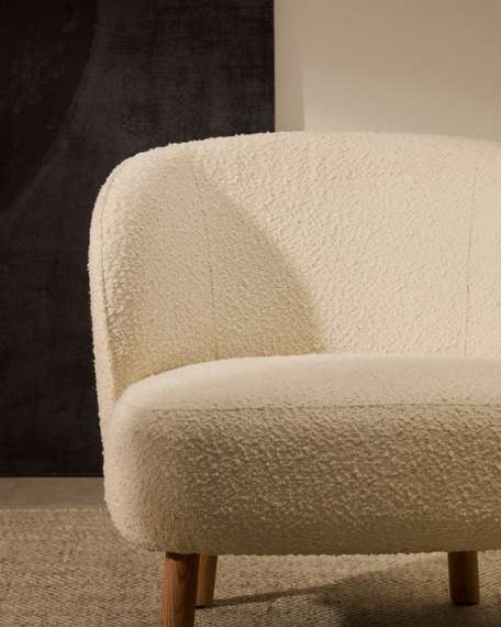 Кресло Ulit из белого букле с ножками из светлого бука