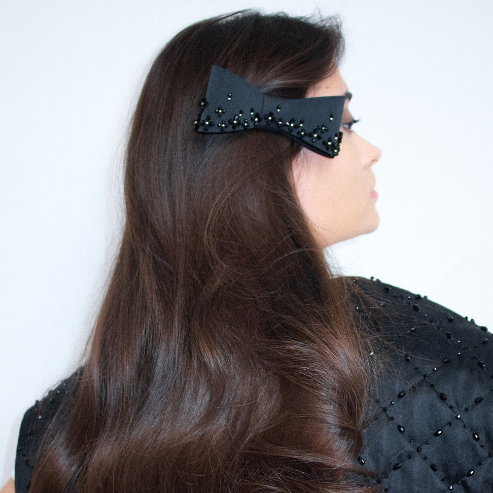 Бант-бабочка с декором из маленьких цветов