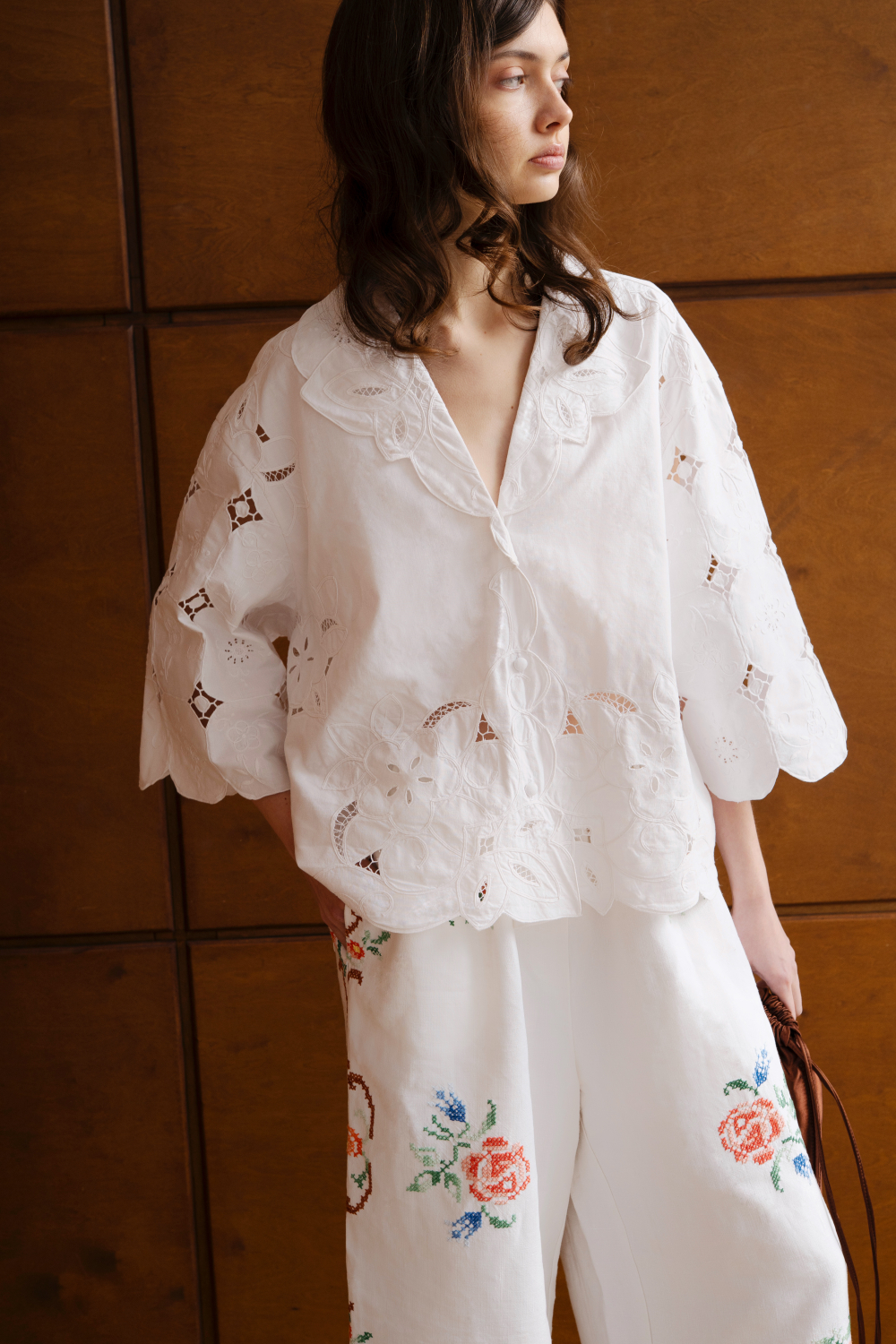 Укороченная рубашка с вышивкой