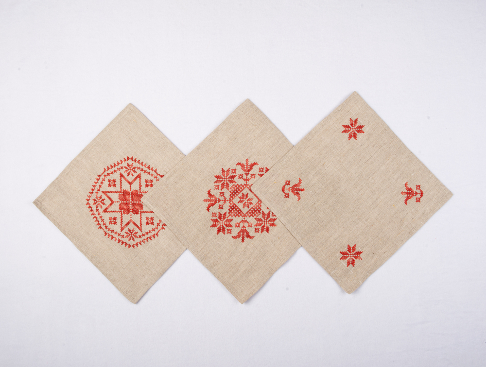 Салфетка с вышивкой