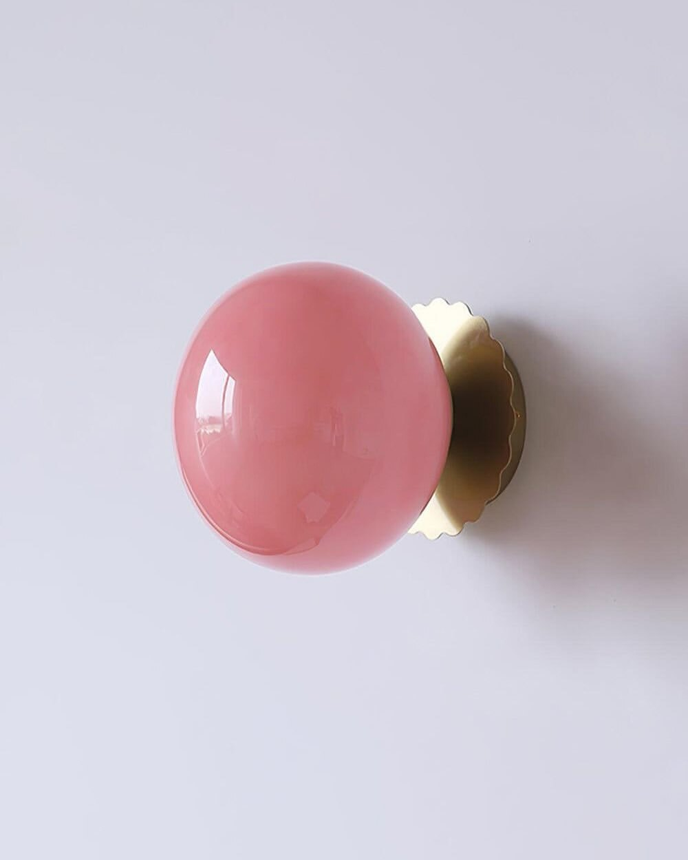 Настенные бра с розовыми шарообразными плафонами и золотым основанием