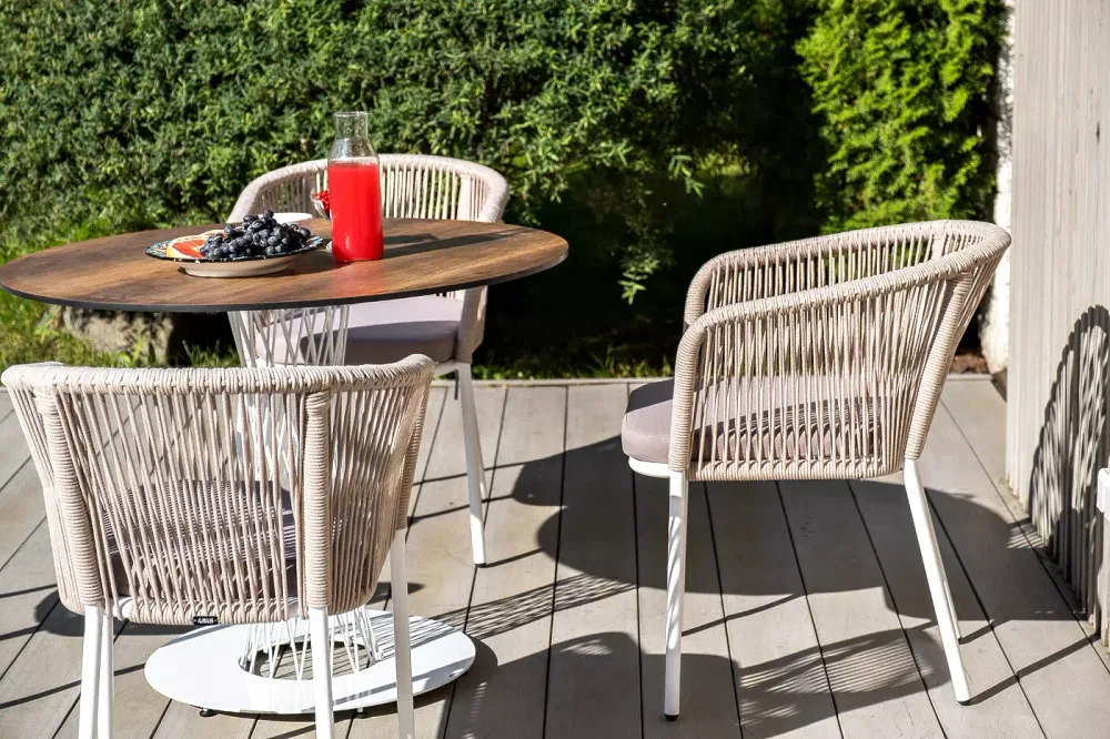 "Марсель" стул плетеный из роупа, каркас алюминий белый муар, роуп бежевый круглый, ткань бежевая 035