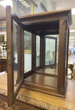 Пара старинных витрин