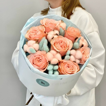 «Мятный фреш» букет из абрикосовых французских роз и хлопка