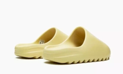 Yeezy Slides 'Desert Sand'