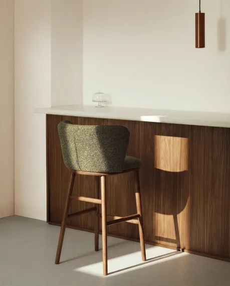 Полубарный стул Ciselia из темно-зеленого шенилла с ножками из ясеня в отделке орех