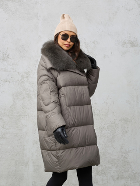 Удлиненный женский пуховик с меховым воротником цвета хаки