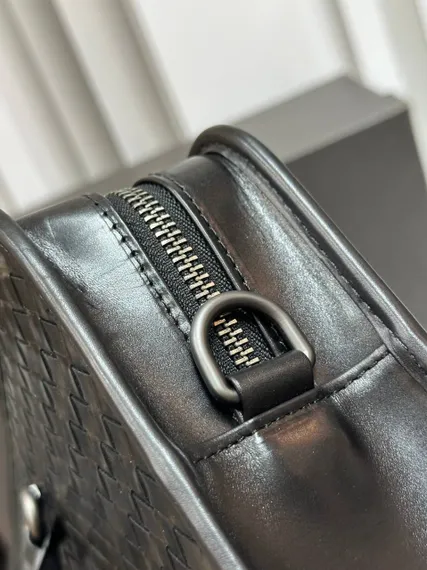 Кожаный портфель Bottega Veneta Intrecciato 40 с плечевым ремнем