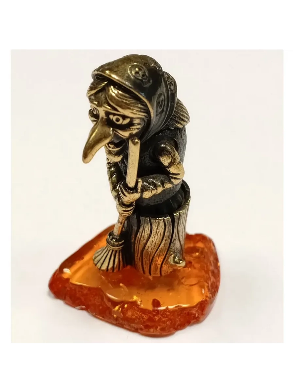 Бронзовая статуэтка на янтаре