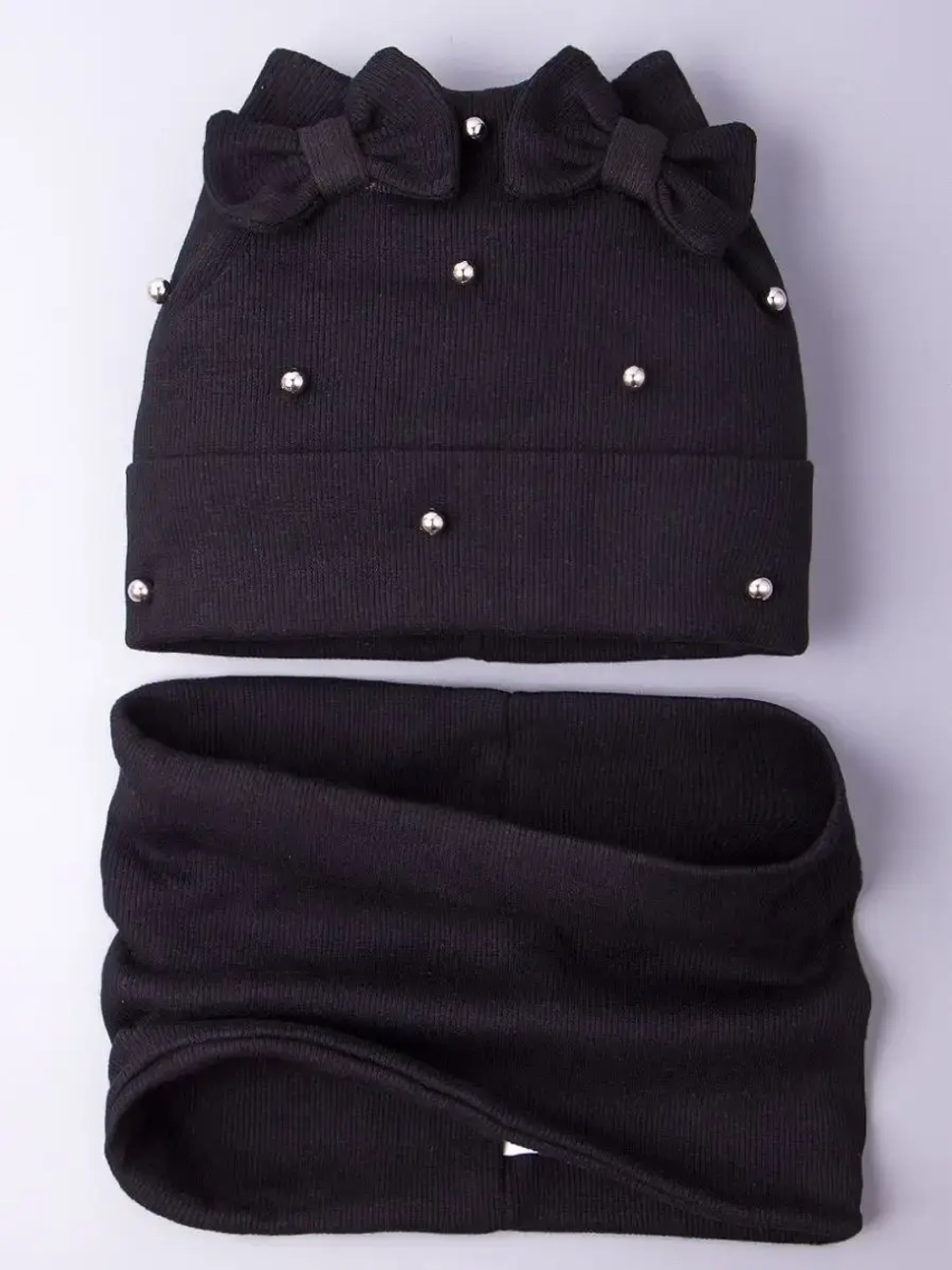 Шапка для девочки на осень с бусинами и снуд