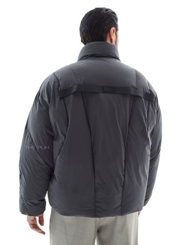 Графитовый короткий пуховик с фигурными швами