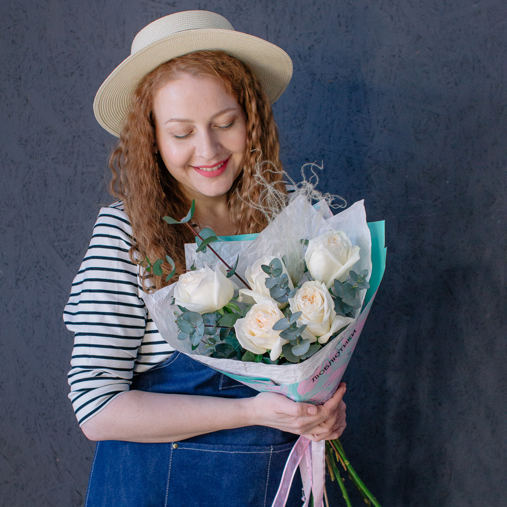 157. Ароматный нежный букет из светлых пионовидных роз