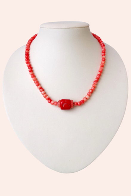 Нежные бусы из коралла