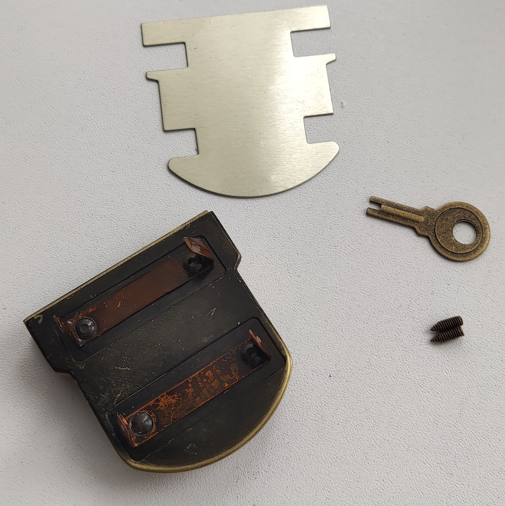 Замок-защелка портфельный на винтах 48*50 Антик