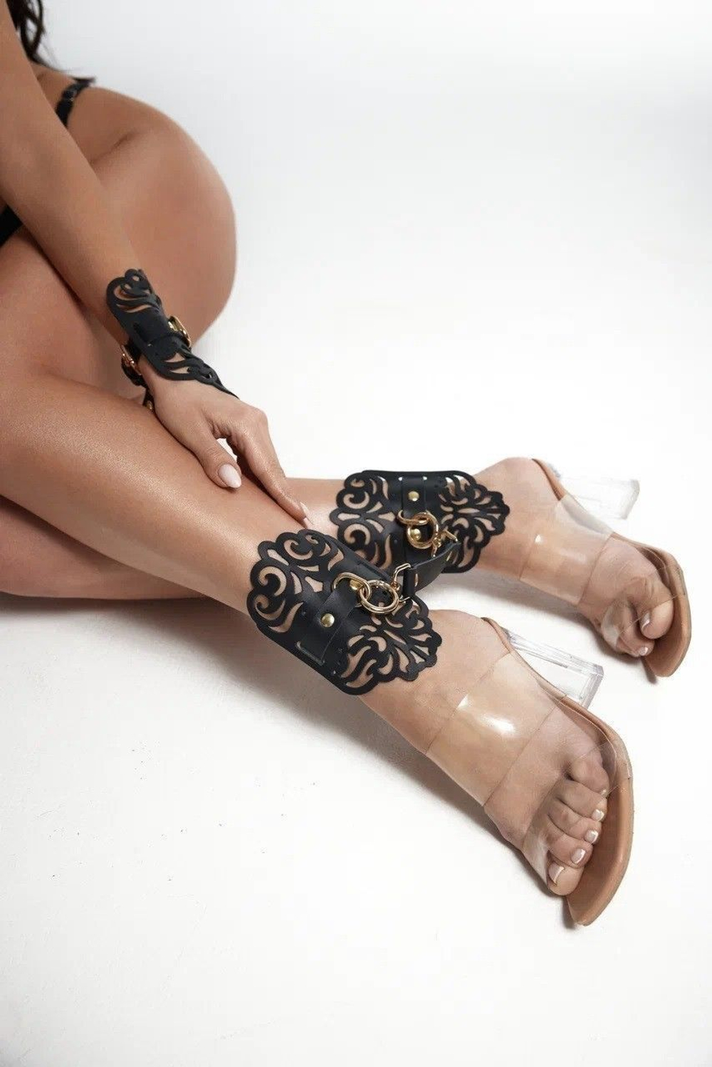 Черный фигурные оковы с золотистой фурнитурой (Цвет: черный с золотистым)