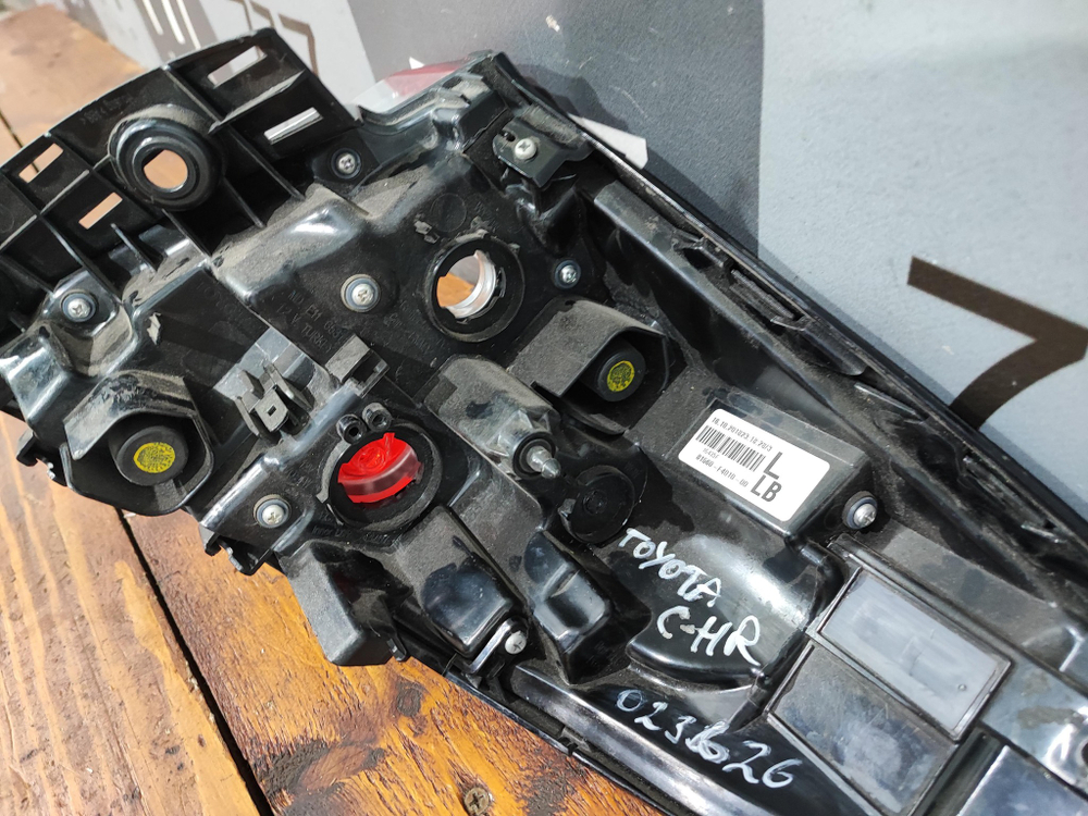 Фонарь задний левый Toyota C-HR 16-19 Б/У Оригинал 81560F4010