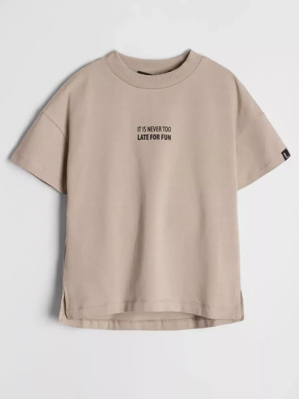 Бежевый костюм для девочки в сад