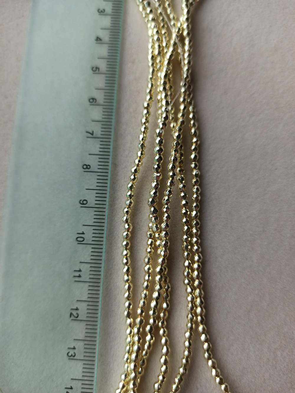 гшо2-з Гематит шар огранка 2мм, золото, нить 19см