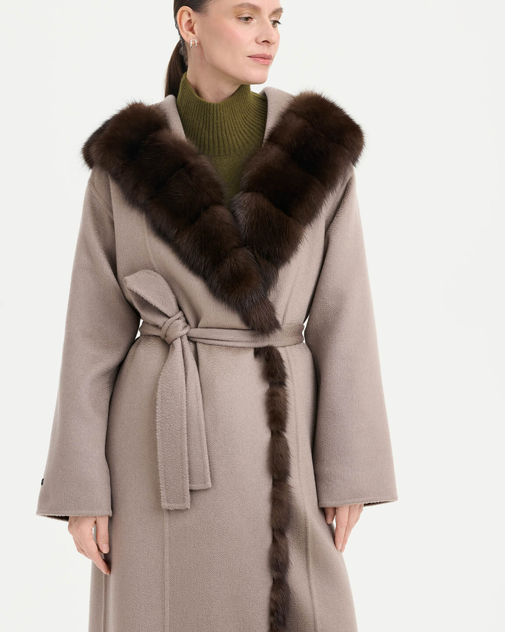 Пальто кашемировое с отделкой из меха соболя