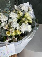 Букет из кустовой пионовидной розы, альстромерии, эвкалипта и хризантемы