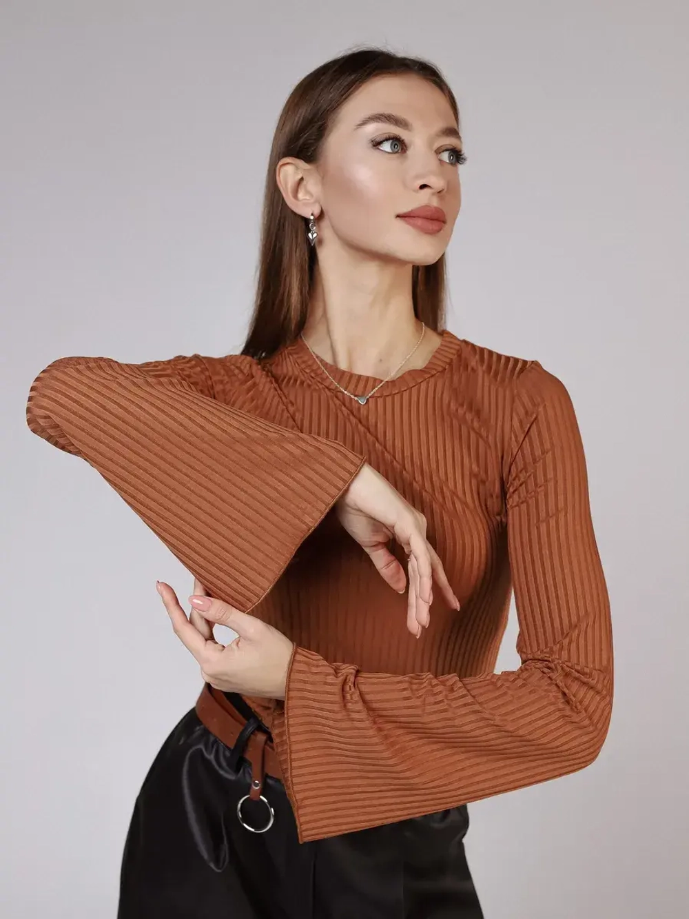 Лонгслив в рубчик с рукавами клеш