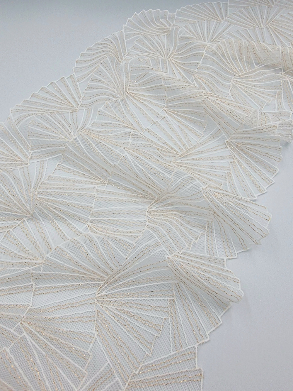 Вышивка на сетке молочный/золото К706