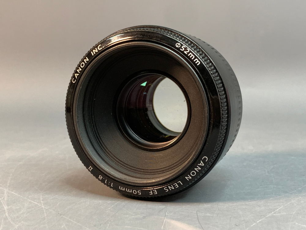 Canon 50mm 1.8 пылинки внутри