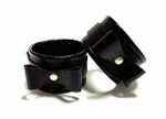 Черные наручники с бантиками из эко-кожи (Цвет: черный)