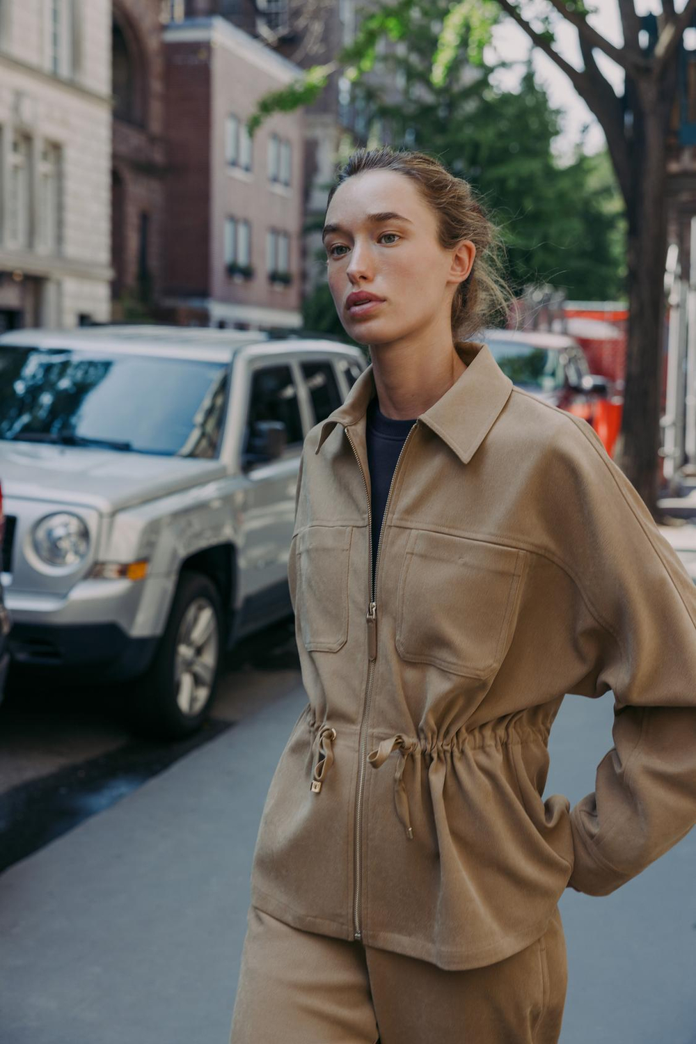 ZARA КУРТКА С КАРМАНАМИ И РЕГУЛИРУЕМОЙ ТАЛИЕЙ, МЯГКИЙ КАШТАНОВЫЙ