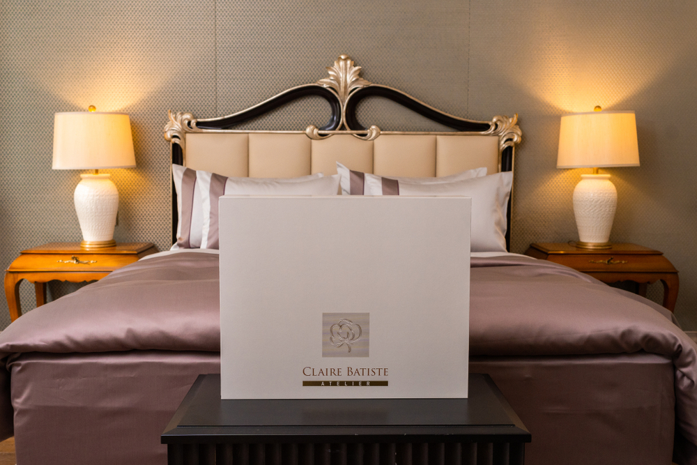 Постельное белье 2 спальное евро макси Сlaire Batiste Atelier Valmont серо-розовое