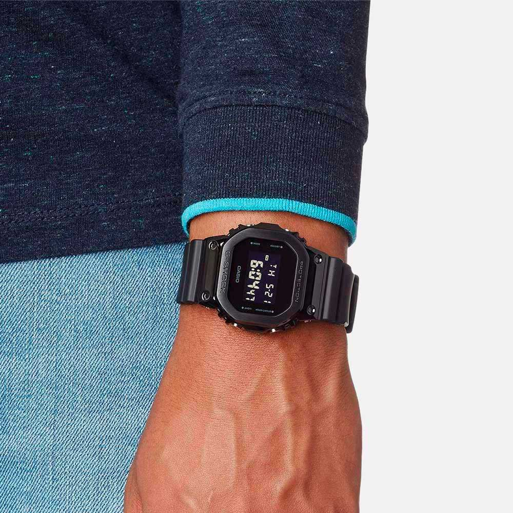 Часы Casio GM-5600B-1ER