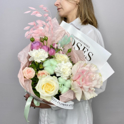 «Венецианский карнавал» букет с розами, диантусами и сухоцветами.