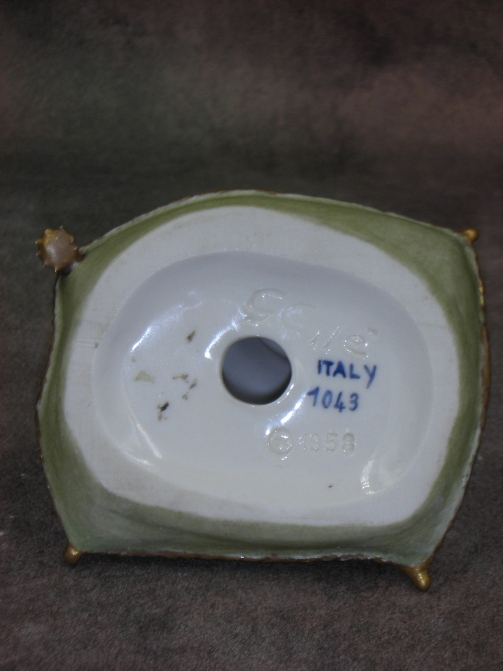 Статуэтка. Фарфор. Собака Такса на зелёной подушке. Capodimonte. Италия