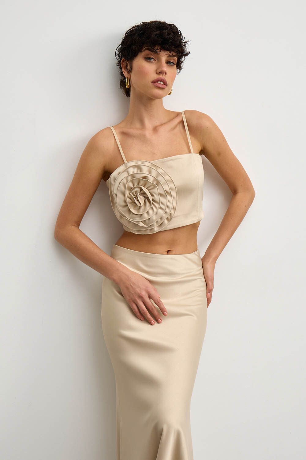 Топ с цветком из атласа цвета шампань