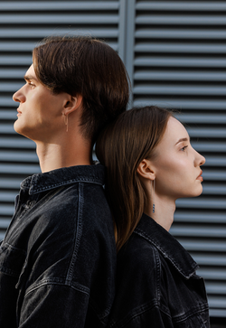 Серьги-продёвки из серебра со вставками из выращенной голубой шпинели