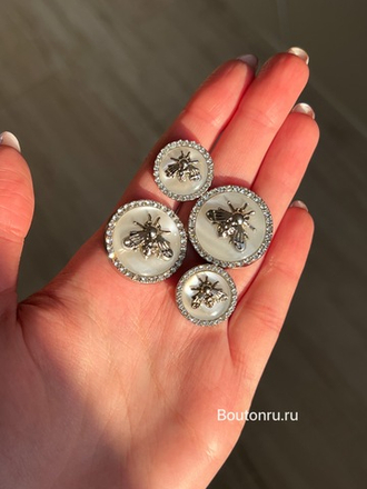 Пуговицы Гучч. Пчела белая серебро