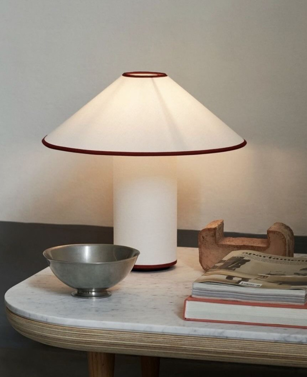 Элегантный настольный светильник в современном стиле.