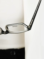 Оправа модных женских очков для зрения