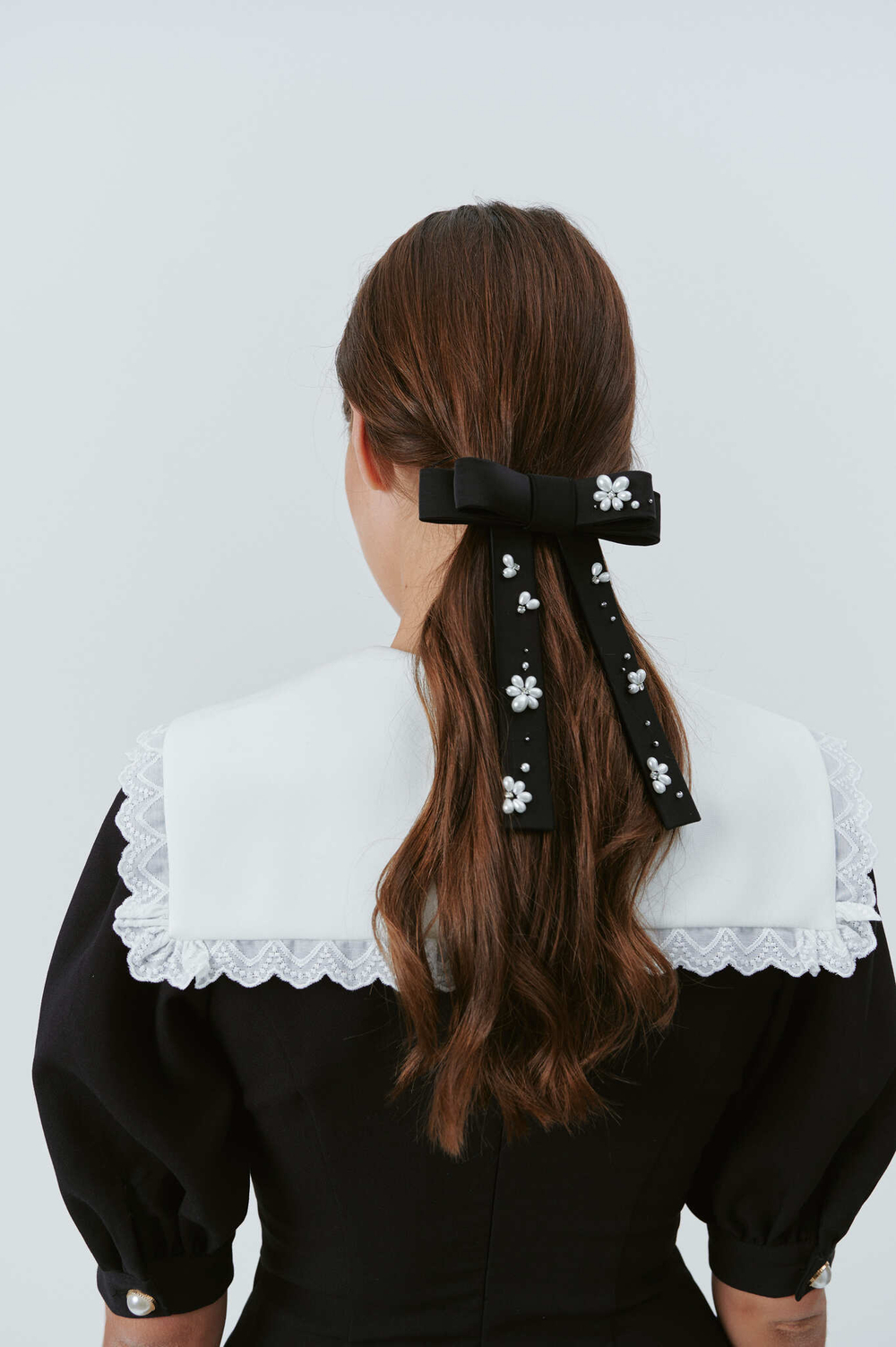 Шелковый бант с жемчужным декором