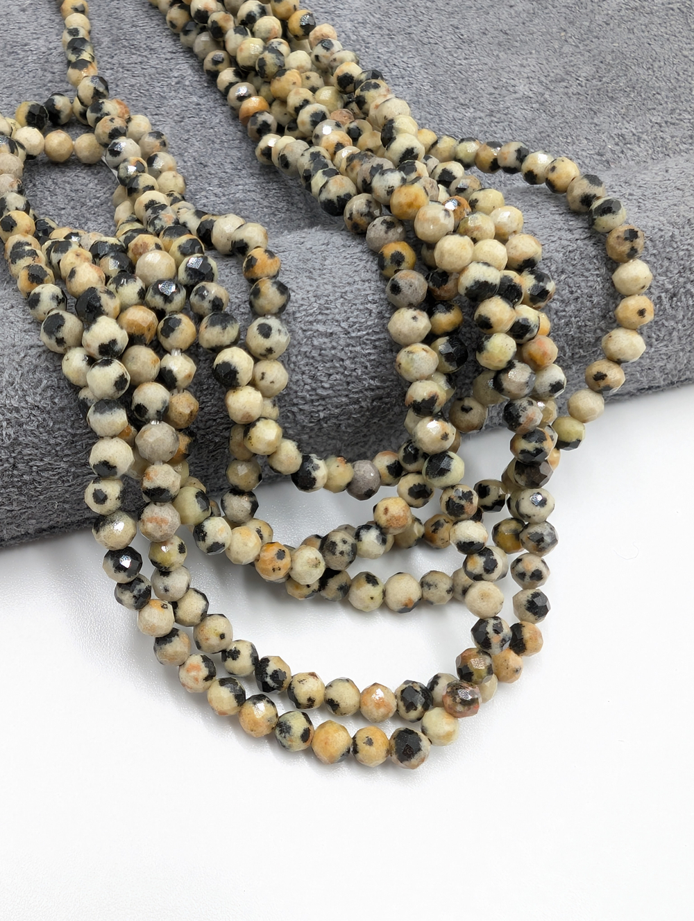 Далматиновая яшма шар в огранке 3мм