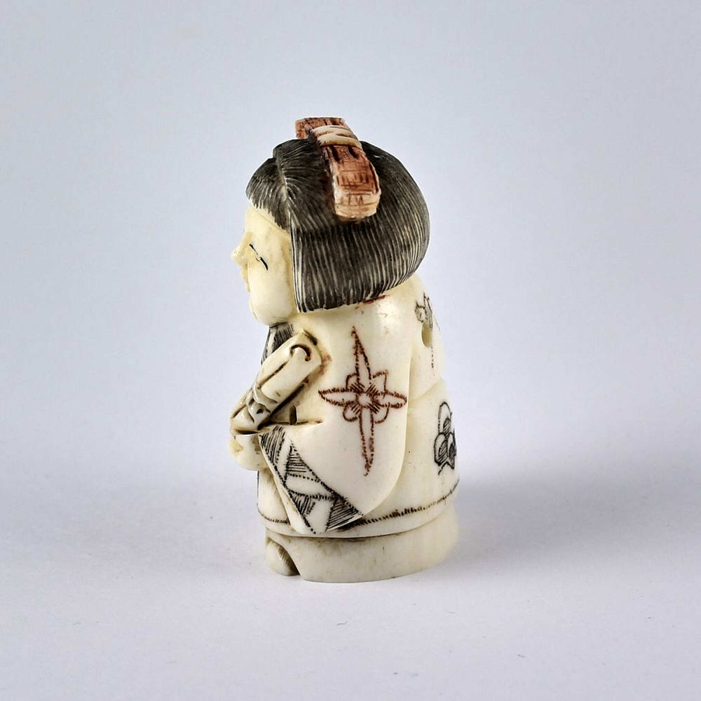 Нэцкэ Девочка с волшебным веером