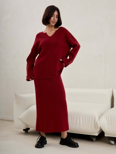Трикотажный костюм с юбкой бордового цвета