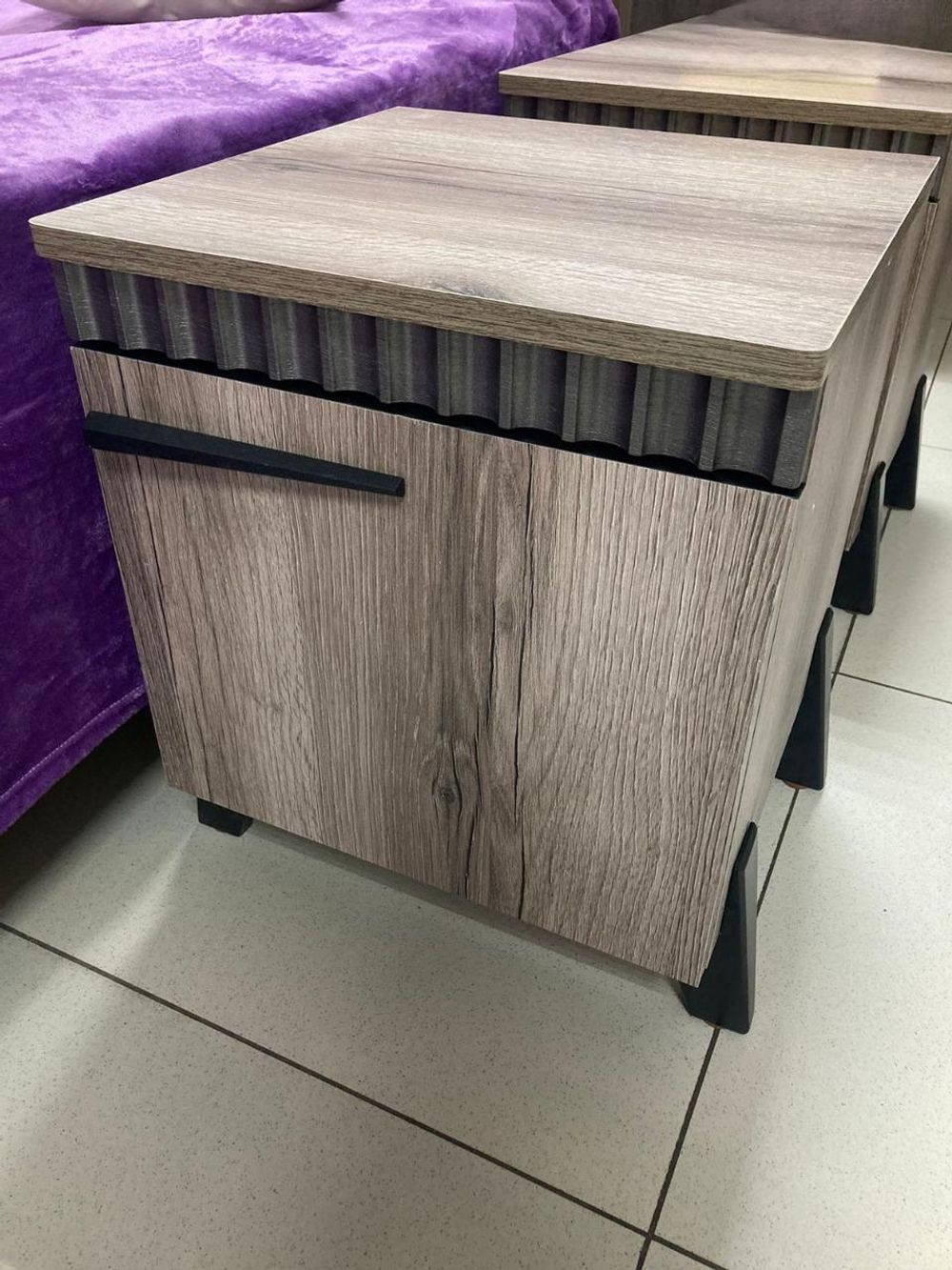 Тумба прикроватная с ножками Ольга-3 Дуб делано серый/сильвер Пэлас