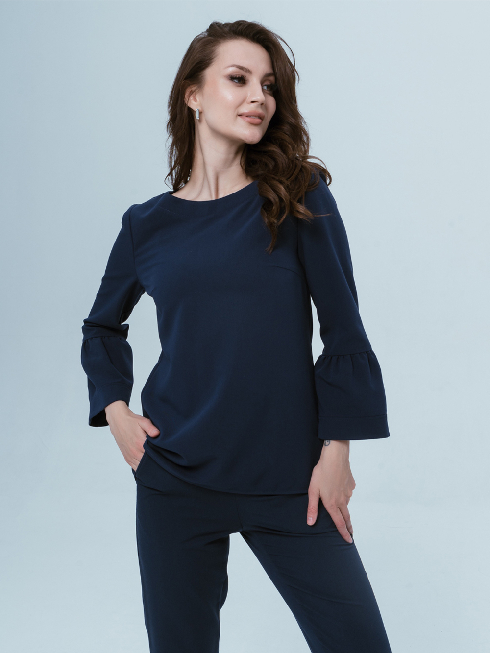 Стильный медицинский костюм темно-синего цвета женский