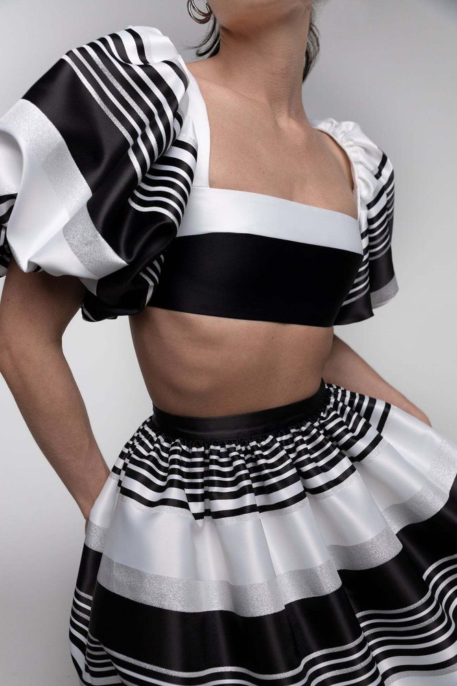 Топ укороченный из атласа с объёмными рукавами