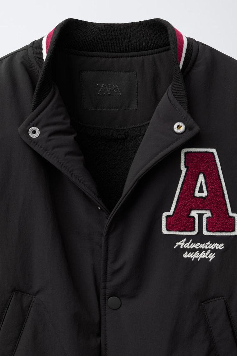 ZARA БОМБЕР С ПОДКЛАДКОЙ ИЗ ИСКУССТВЕННОЙ ОВЧИНЫ С НАШИВКОЙ, ТЕМНЫЙ АНТРАЦИТ