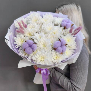 Букет с 5 кустовыми хризантемами и сухоцветами в сиреневой гамме