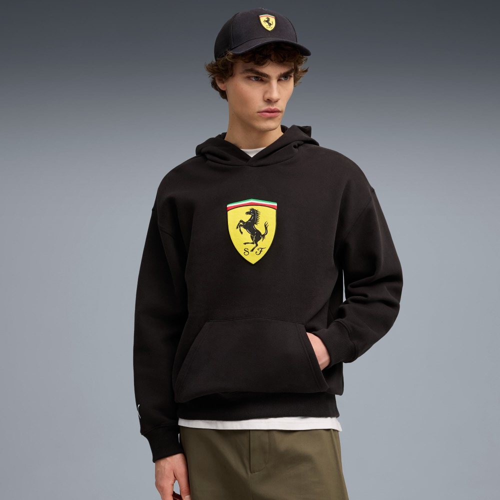 PUMA X SCUDERIA FERRARI МУЖСКАЯ ТОЛСТОВКА С КАПЮШОНОМ SPORTSWEAR SHIELD, ЧЕРНЫЙ