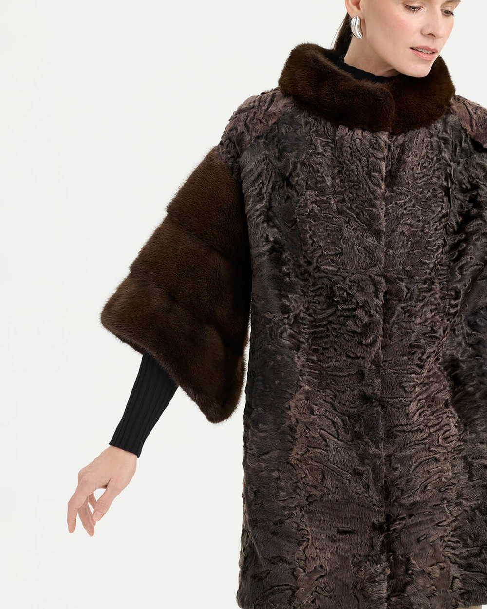 Шуба из каракуля с отделкой из меха норки