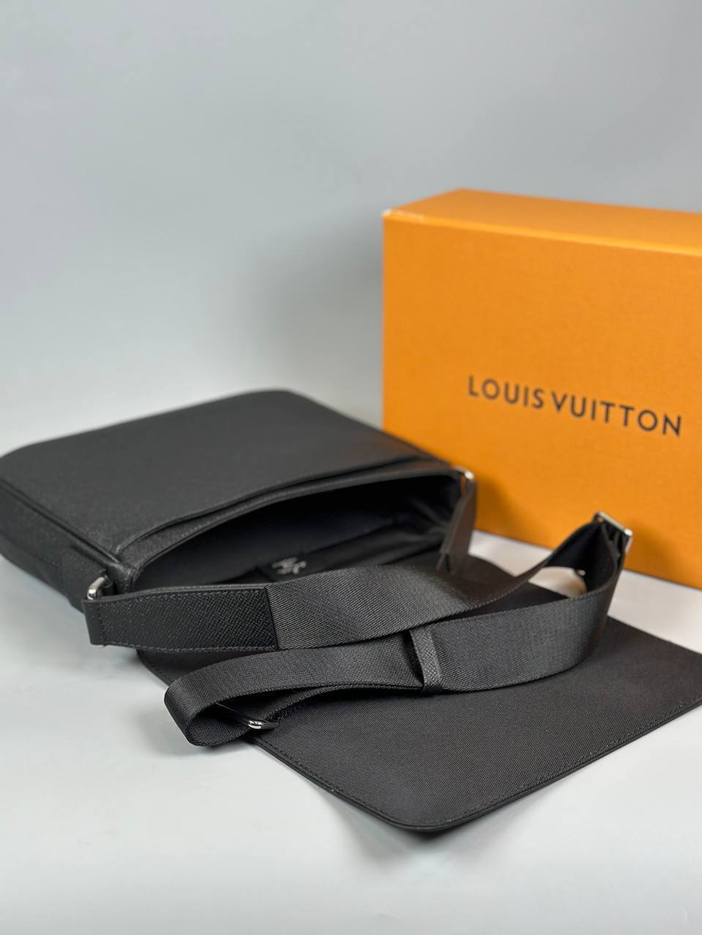 Сумка-мессенджер Louis Vuitton, арт. 477747777